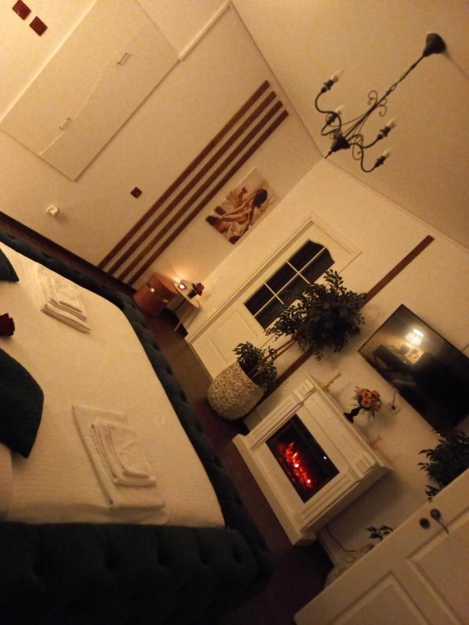 Hôtel Casa Maria Roses à Rîşnov Extérieur photo